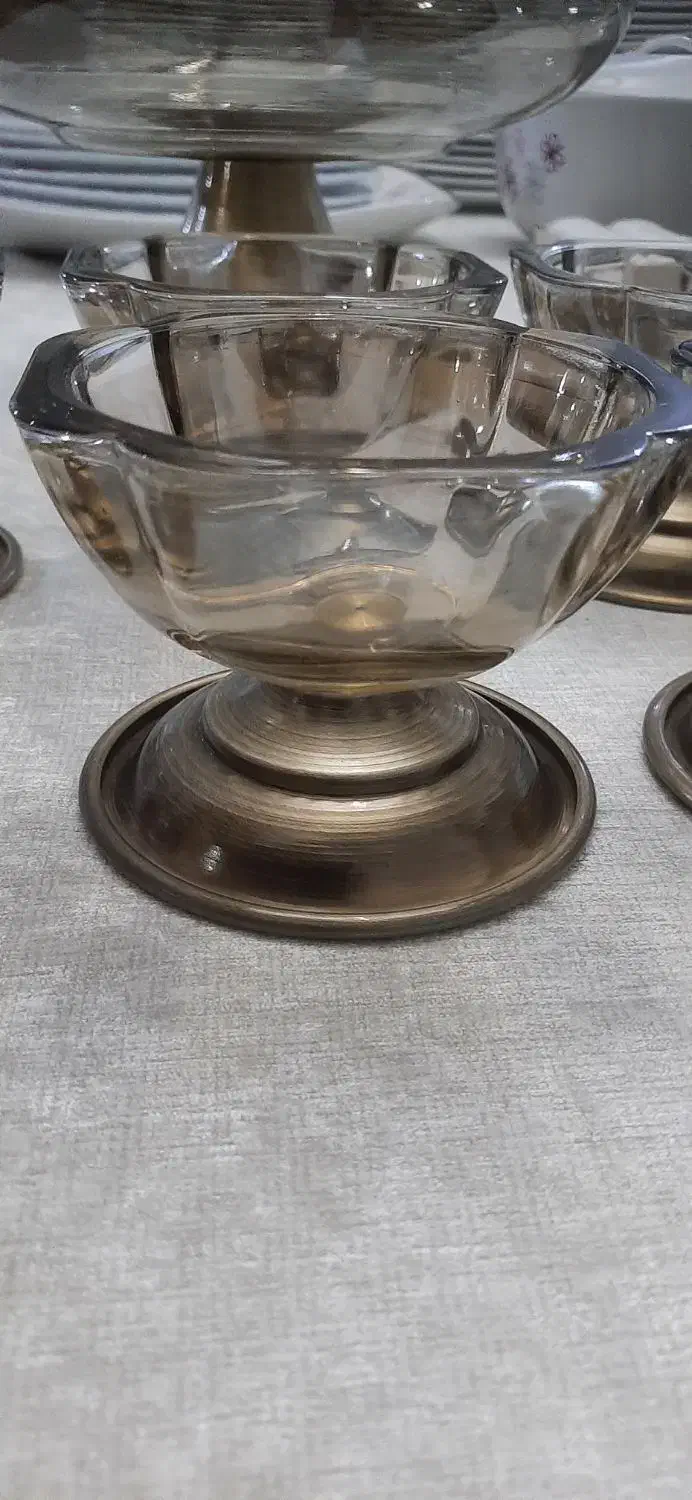 ظرف و شمعدان شامپاینی برنزی و شکلات خوری گوزن.|ظروف سرو و پذیرایی|صدرا-فارس, فاز ۱|دیوار