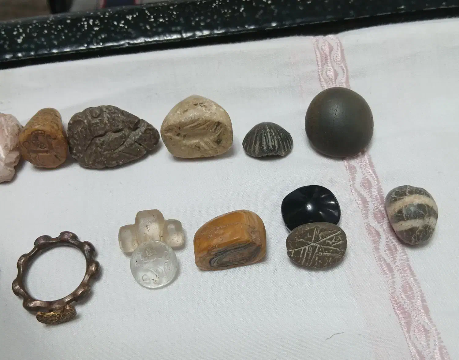 مهره های نشان|کلکسیون اشیاء عتیقه|قم, ارم|دیوار