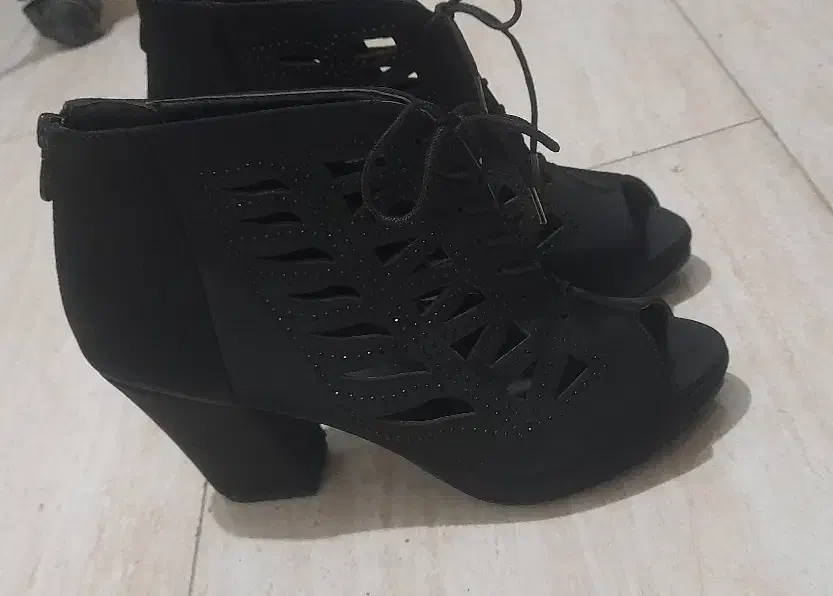 کفش مجلسی|کیف، کفش، کمربند|رشت, پورسینا|دیوار