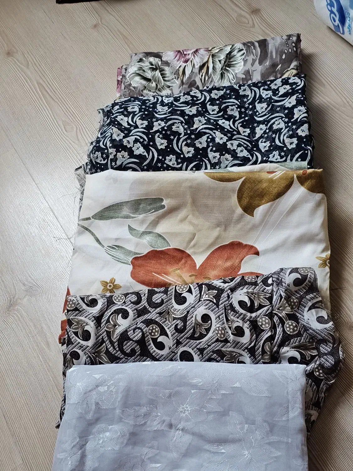 قواره پارچه چادری|لباس|شیراز, لاله|دیوار