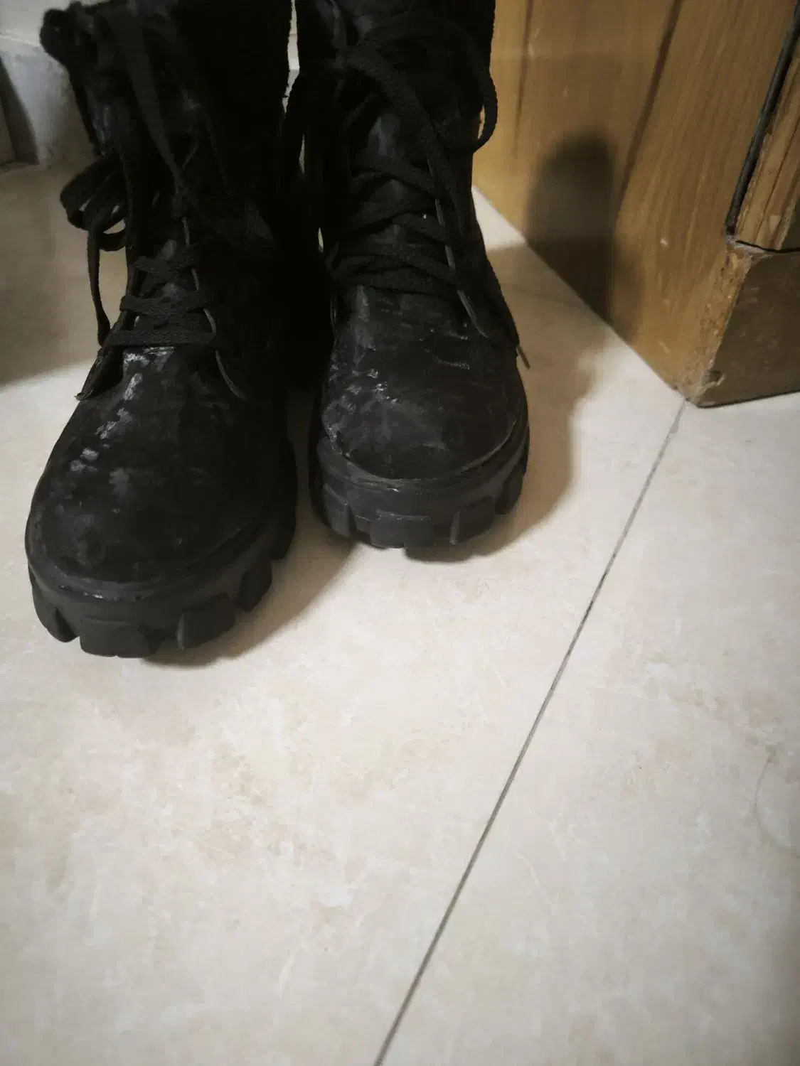 بوت لژ دار|کیف، کفش، کمربند|اصفهان, شیخ اشراق|دیوار