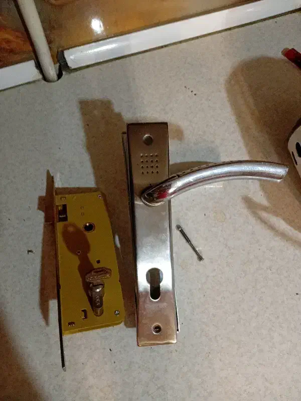 مجموعه قفل و دستگیره درب چوبی خالدار|ابزارآلات|چهارباغ, |دیوار