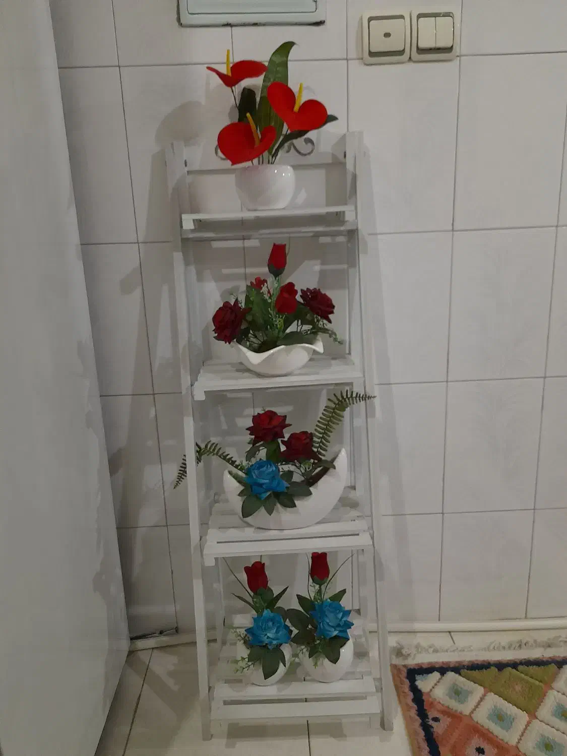 یک شلف سالم و۴عددگل همگی سالم|صنایع دستی و سایر لوازم تزئینی|تهران, عبدل‌آباد|دیوار