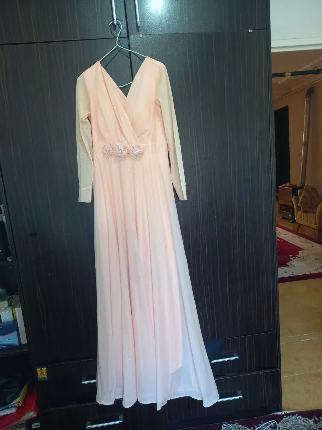 لباس در حد نو|لباس|رشت, باهنر|دیوار