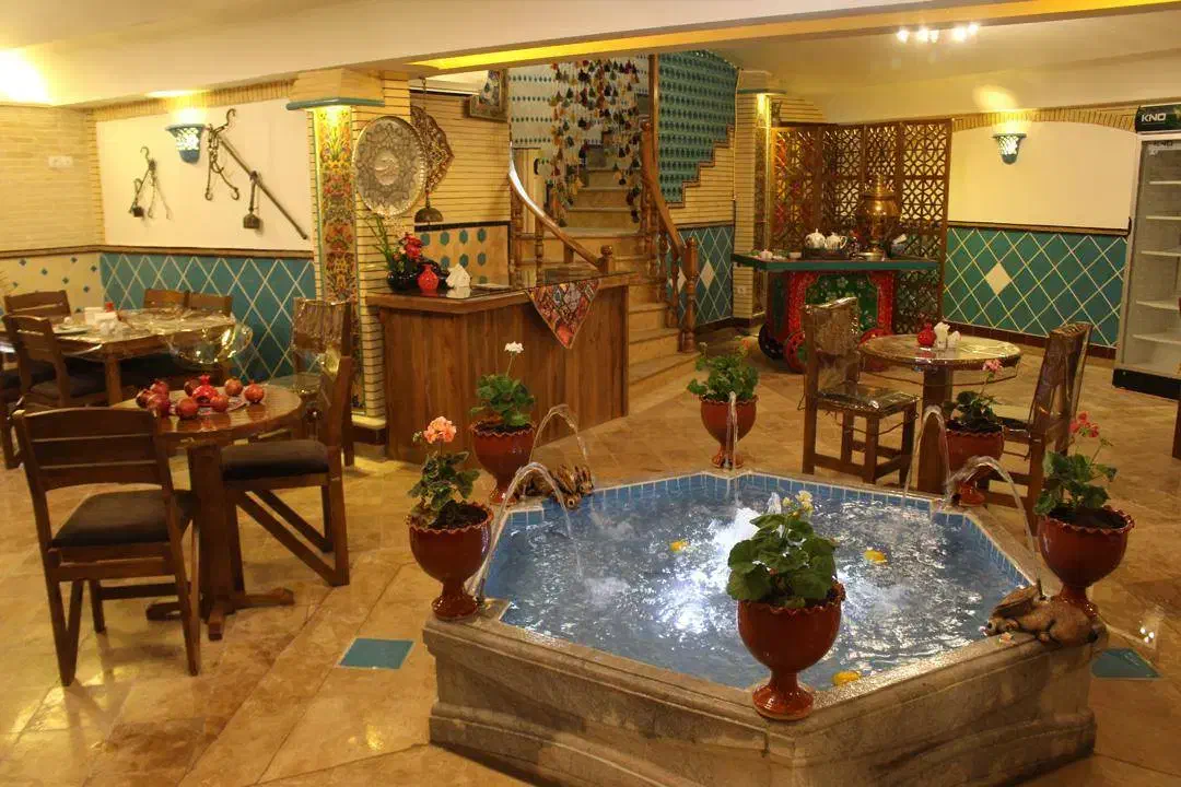 استخدام نیرو - رستوران مکو|استخدام خدمات فروشگاه و رستوران|کرمان, |دیوار