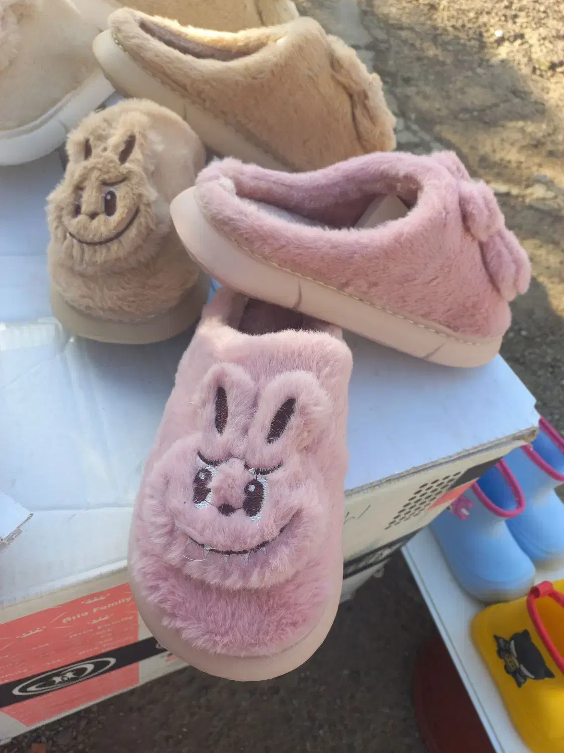 پاپوش زنانه ومردانه .بچهگانه|کیف، کفش، کمربند|رشت, استقامت ۲|دیوار