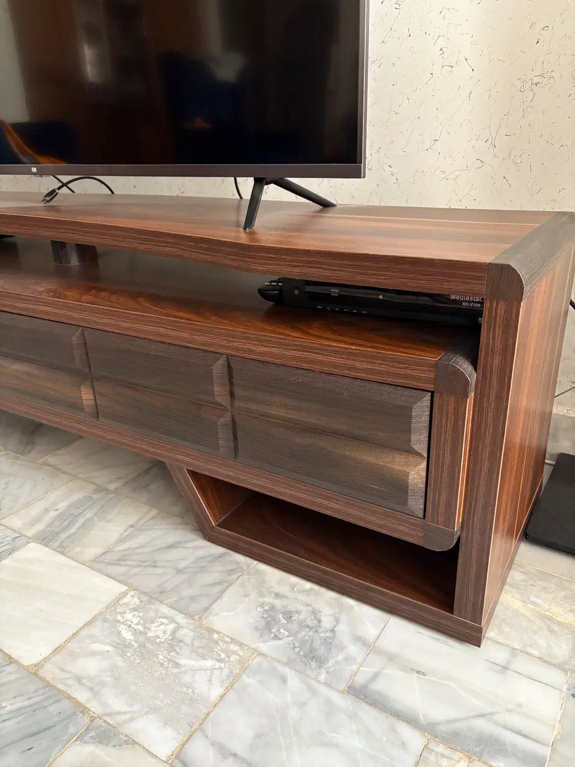 میز تلویزیون در حد نو|میز تلویزیون|بروجرد, |دیوار