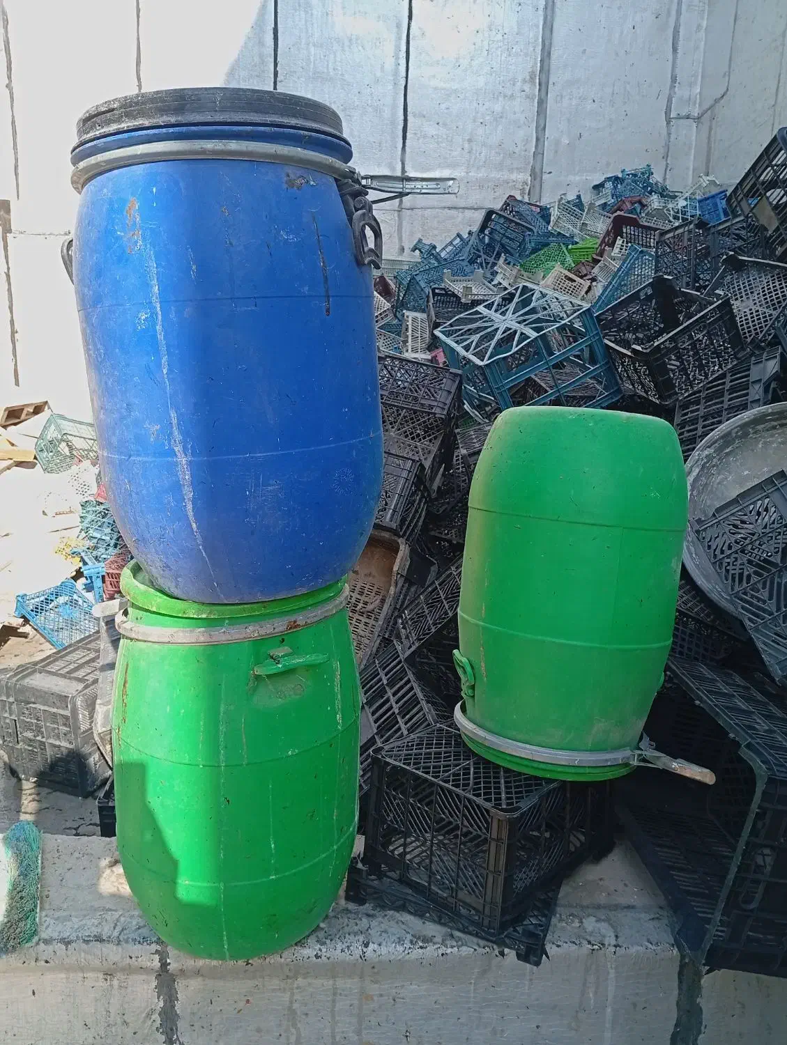 بشکه یا دبه یا سطل بزرگ|ظروف نگهدارنده، پلاستیکی، یکبارمصرف|قم, حاج زینل|دیوار