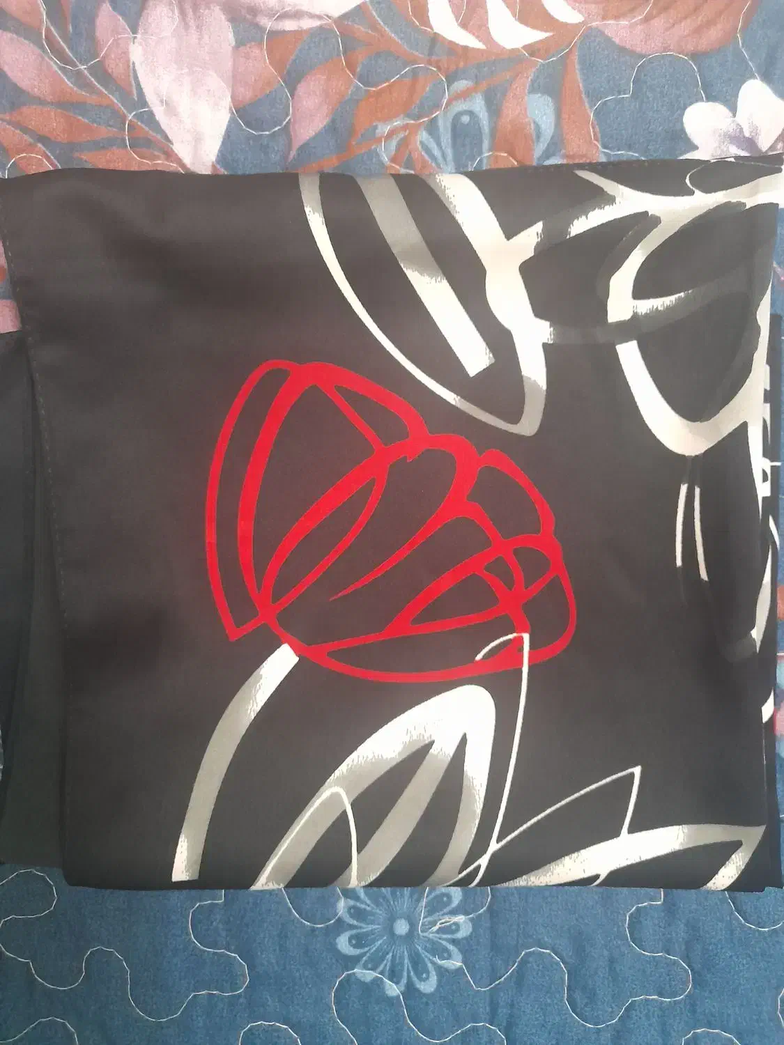 تعدادی شال  روسری شومیز و یک قواره پارچه|لباس|شیراز, لاله|دیوار