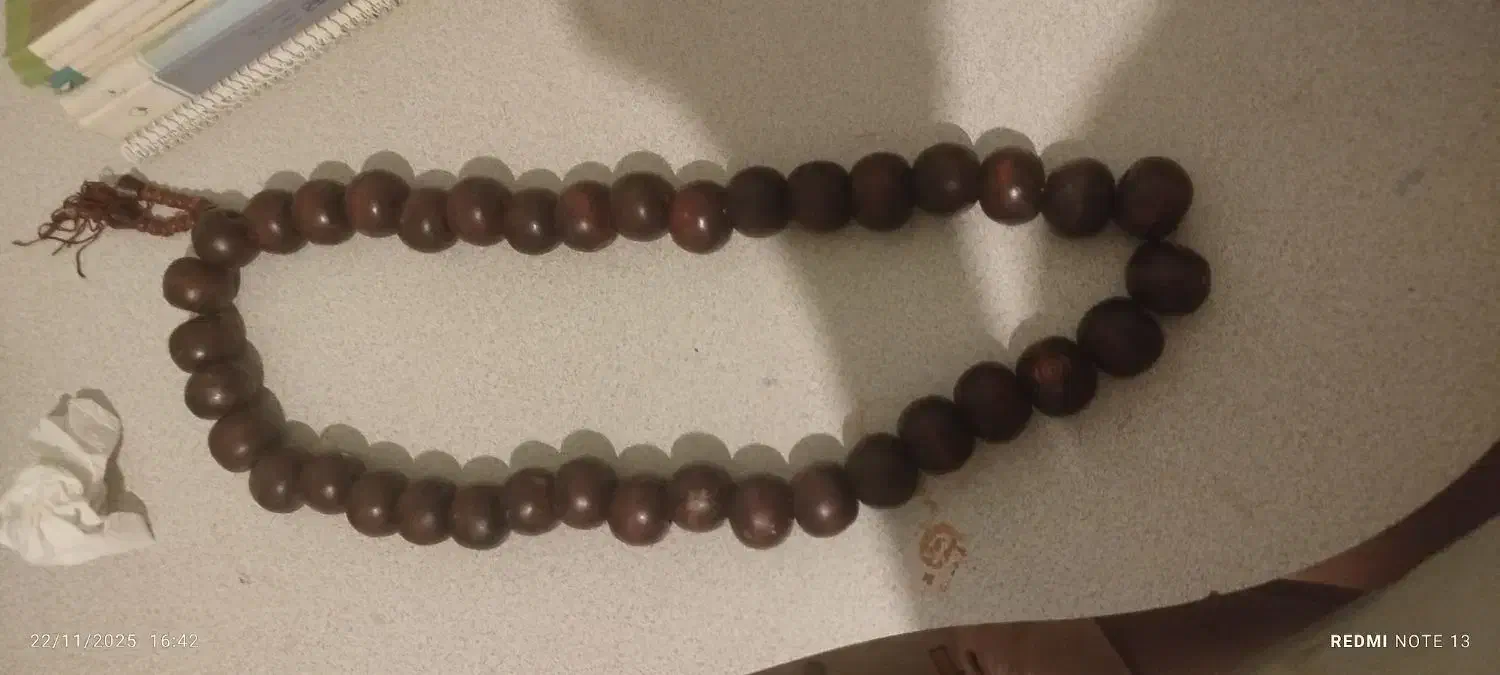 تسبیح بزرگ|کلکسیون اشیاء عتیقه|نیشابور, بزرگمهر|دیوار