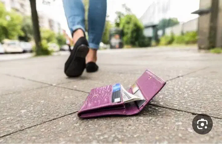 مقداری پول پیداشده اطراف پاساژ زمزم|اشیا|قم, گذر قلعه|دیوار