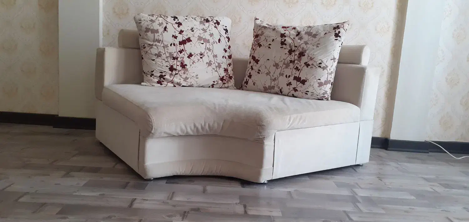 کاناپه راحتی ۲ نفره با دو عدد کوسن با الیاف خارجی|مبلمان خانگی و میز عسلی|قزوین, |دیوار