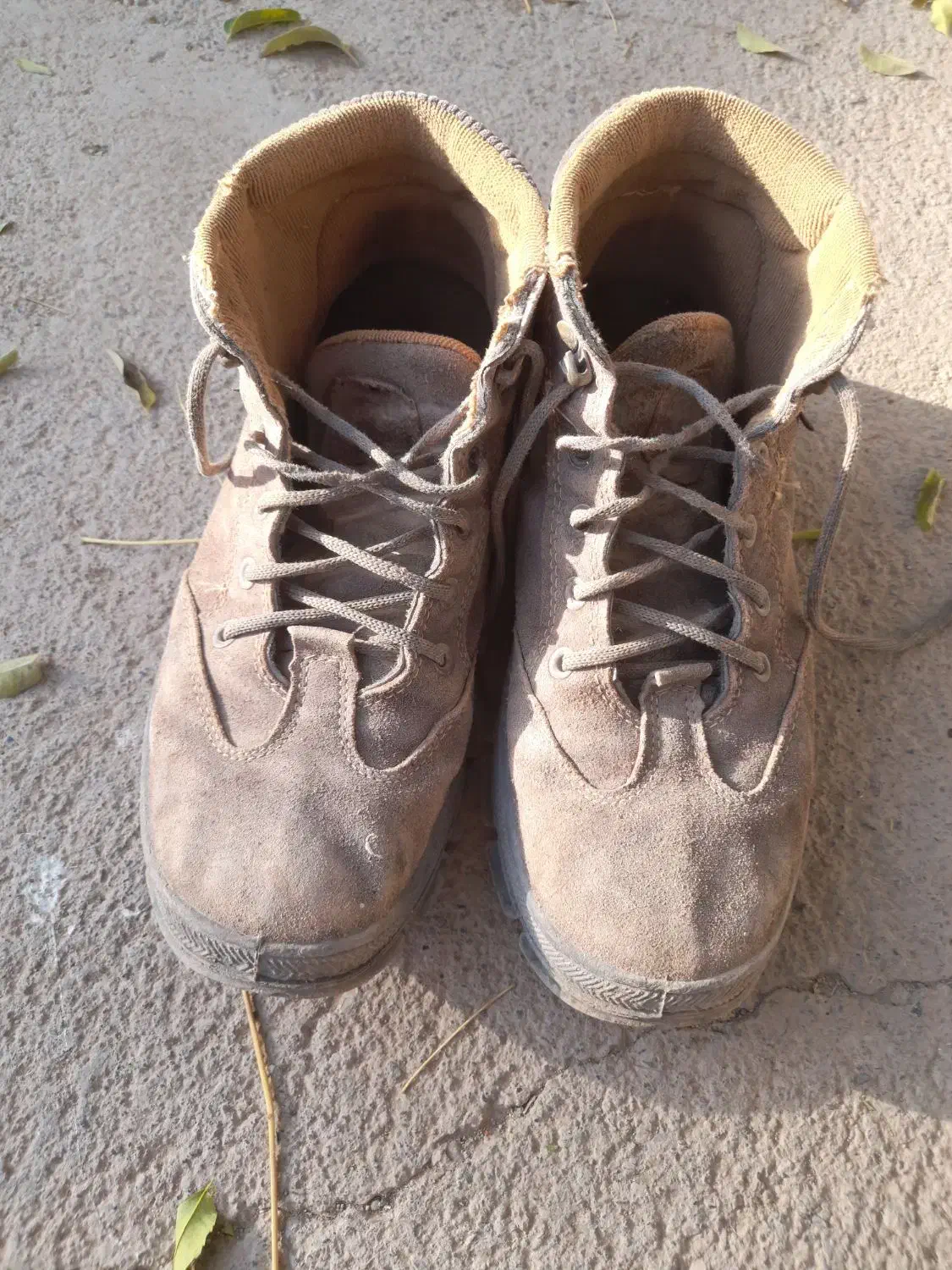 فروش کفش نیم بوت کم کار در حد|کیف، کفش، کمربند|پائین جام, |دیوار