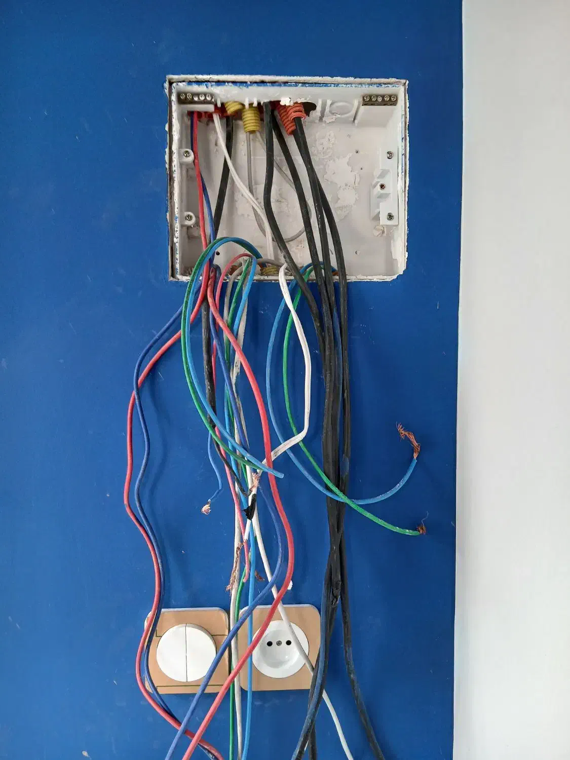 جذب نیروی برقکار یا علاقه مند به برقکاری|استخدام صنعتی، فنی، مهندسی|رفسنجان, |دیوار