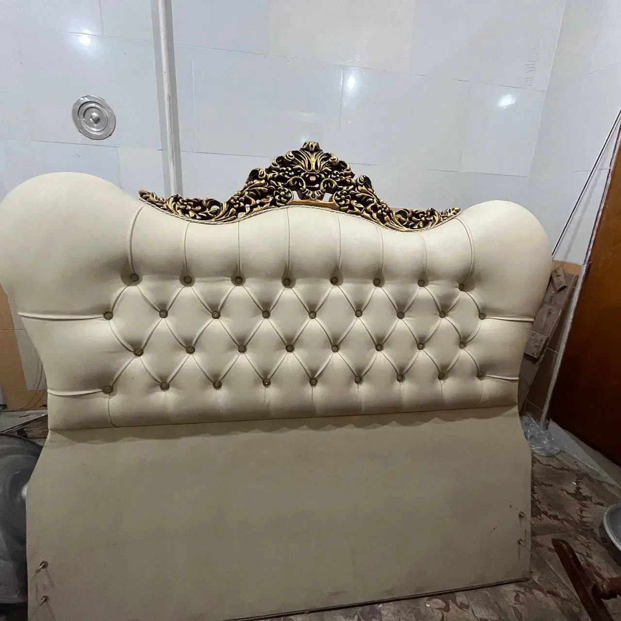 تخت با چوب دوتا میز تلوزیون به علت جابه جایی|تخت و سرویس خواب|گرگان, |دیوار