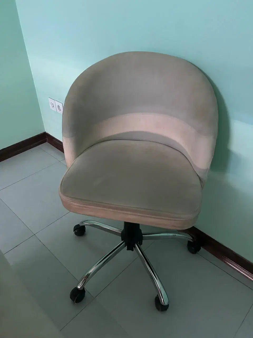 سه عدد صندلی|صندلی و نیمکت|قم, سالاریه|دیوار