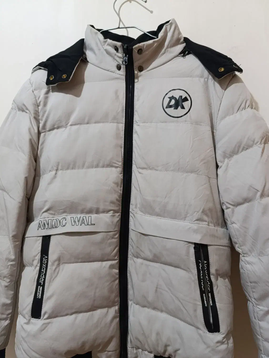 کاپشن|لباس|آبیک, |دیوار