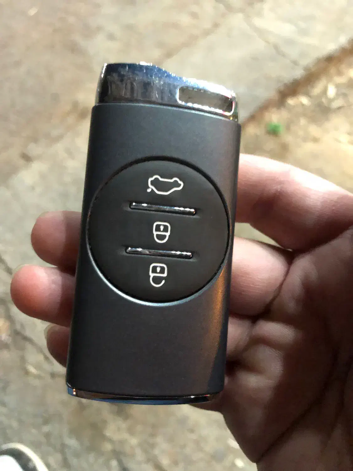 ریموت پیدا شده|اشیا|شیراز, پودنک|دیوار