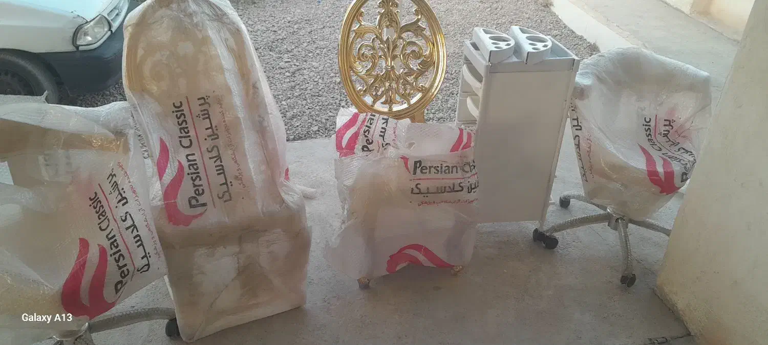 صندلی و لوازم آرایشی زنانه|آرایشگاه و سالن‌های زیبایی|بندرعباس, |دیوار