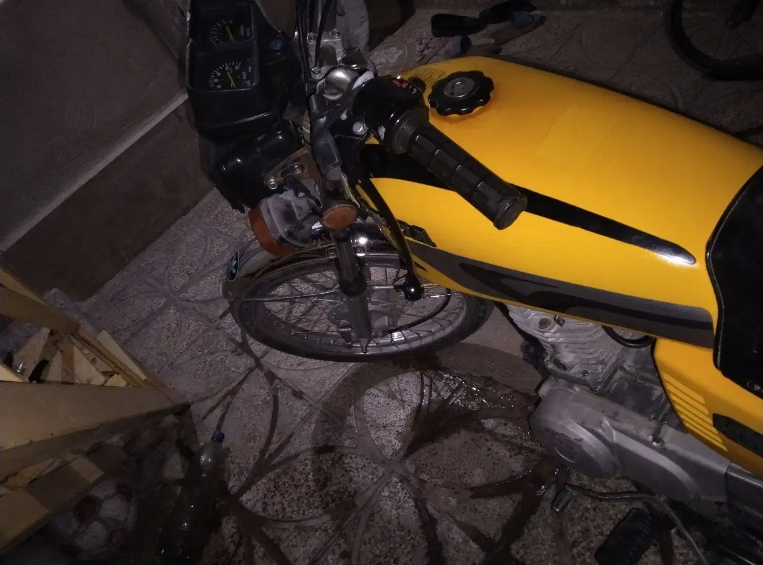 هندا۱۲۵|موتورسیکلت|رباط‌کریم, کیکاور|دیوار