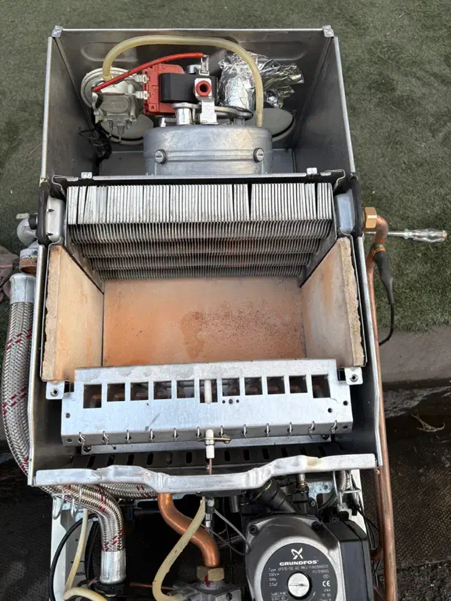 پکیچ Cald Venezia بسیار بسیار تمیز می باشد|آبگرمکن، پکیج، شوفاژ|تهران, گیشا|دیوار