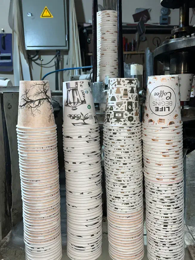 لیوان کاغذی|ظروف نگهدارنده، پلاستیکی، یک‌بارمصرف|بهار, |دیوار