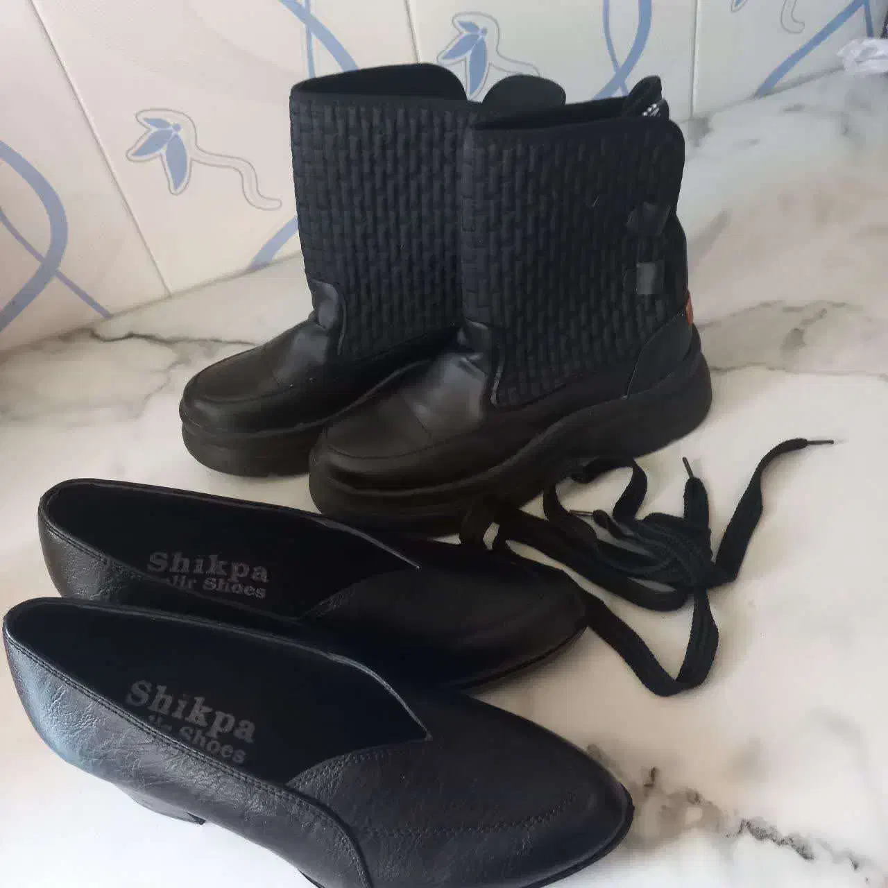 کفش نو|کیف، کفش، کمربند|میانه, |دیوار