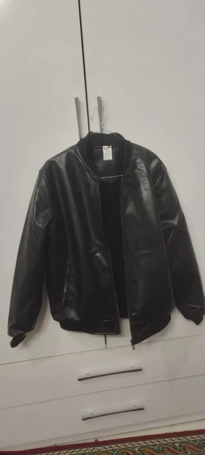 کاپشن چرم اصلی گرم گرم دار و کار شده آکبند مفت|لباس|شیروان (خراسان), |دیوار