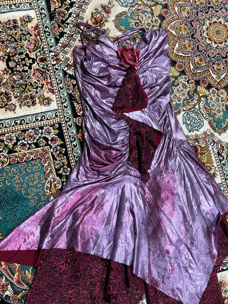 لباس مجلسی|لباس|صومعه‌سرا, |دیوار