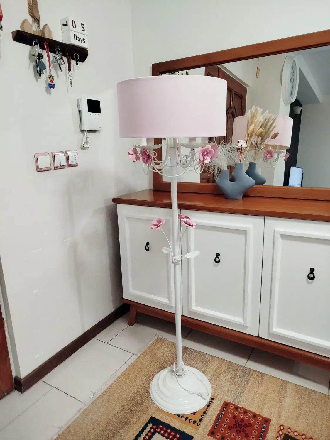 آباژور فلزی کنار سالنی|چراغ خواب و آباژور|پرند, فاز ۴|دیوار