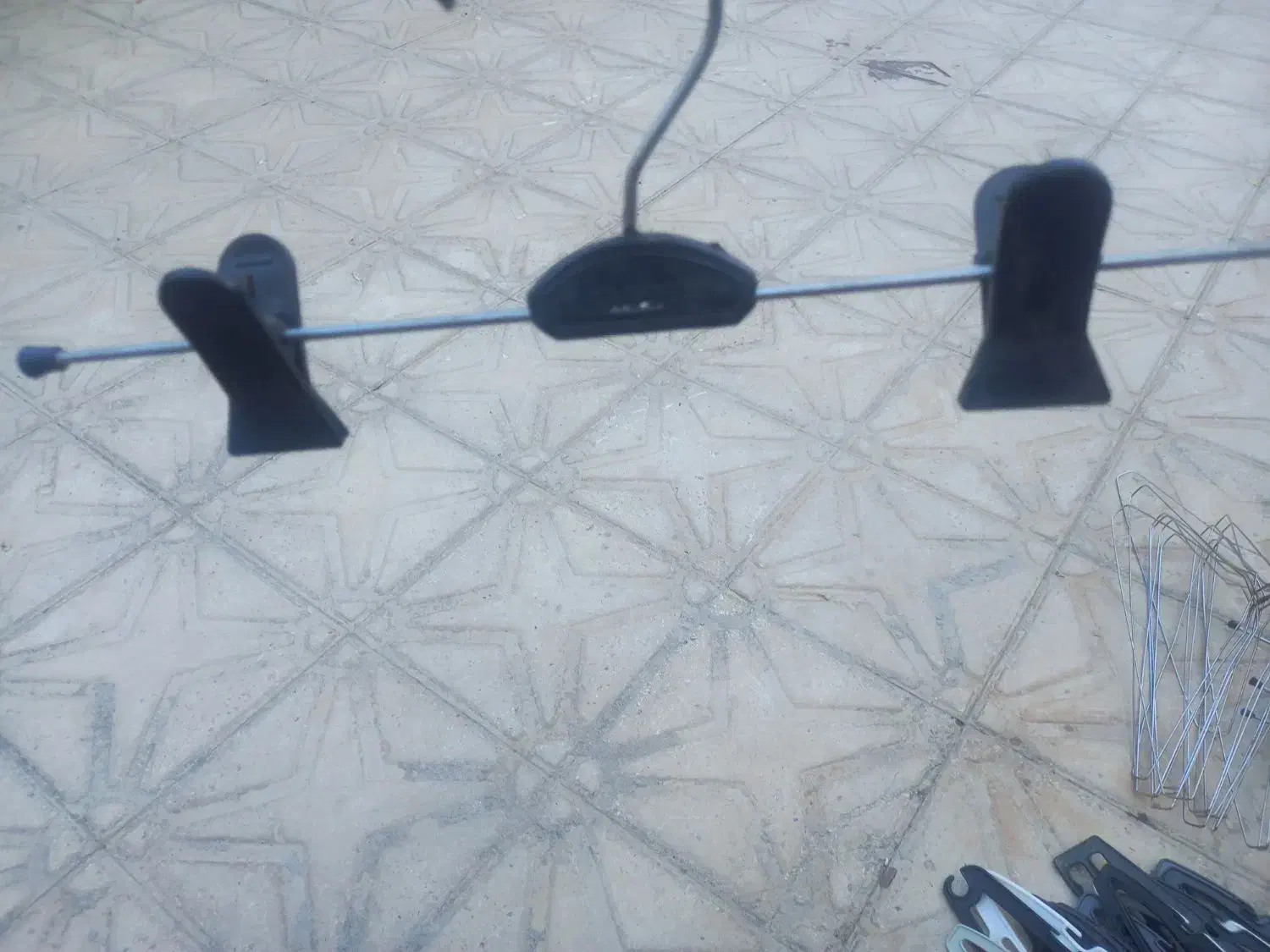 تعدادی چوب رختی واسه لباس و شلوار|بندرخت و رخت‌آویز|کازرون, |دیوار