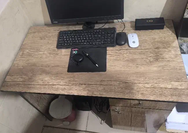 میز سالم تمیز|میز تحریر و کامپیوتر|شیراز, شهرک فرهنگیان|دیوار