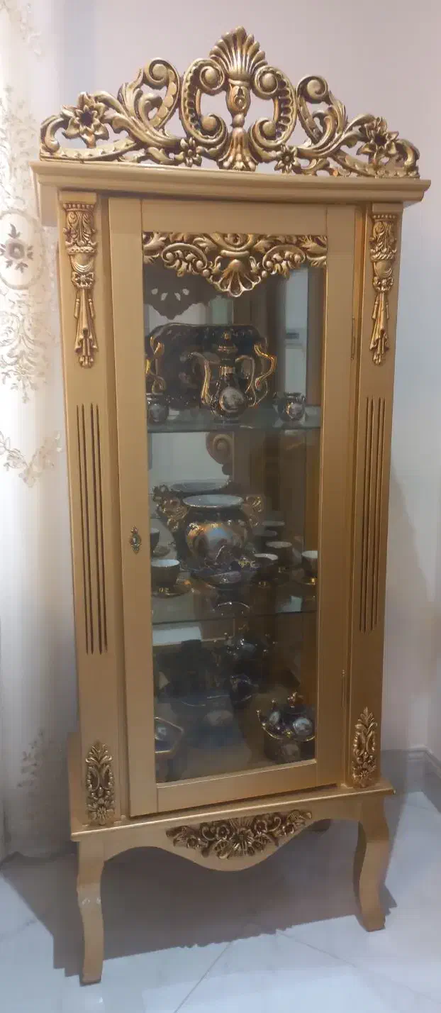 بوفه ویترین به رنگ طلایی در حد نو|بوفه، ویترین، کنسول|ساری, |دیوار