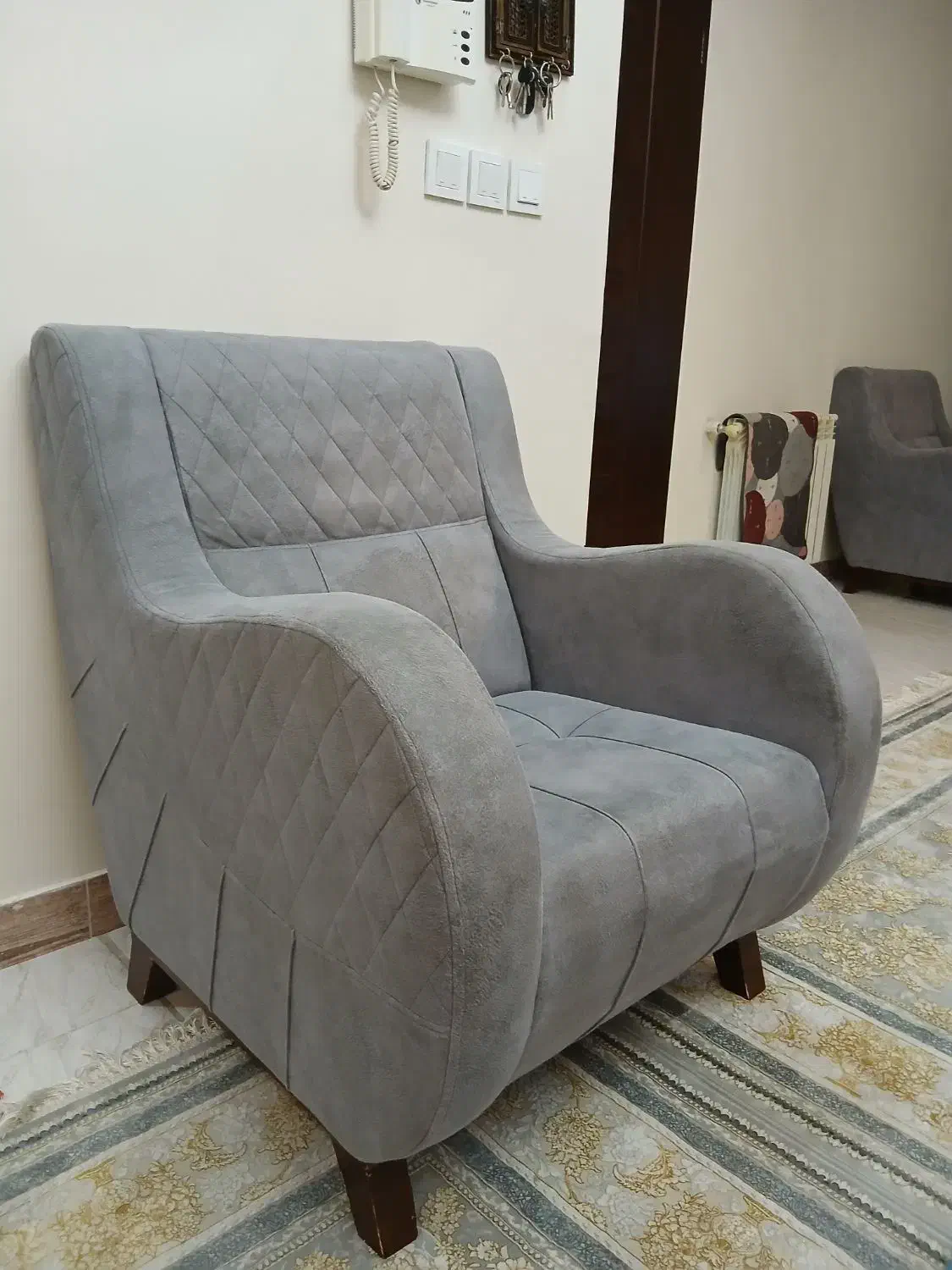 مبل ۵ نفره همراه با میز جلو مبلی چوبی و دوعدد عسلی|مبلمان خانگی و میز عسلی|تهران, خاوران|دیوار