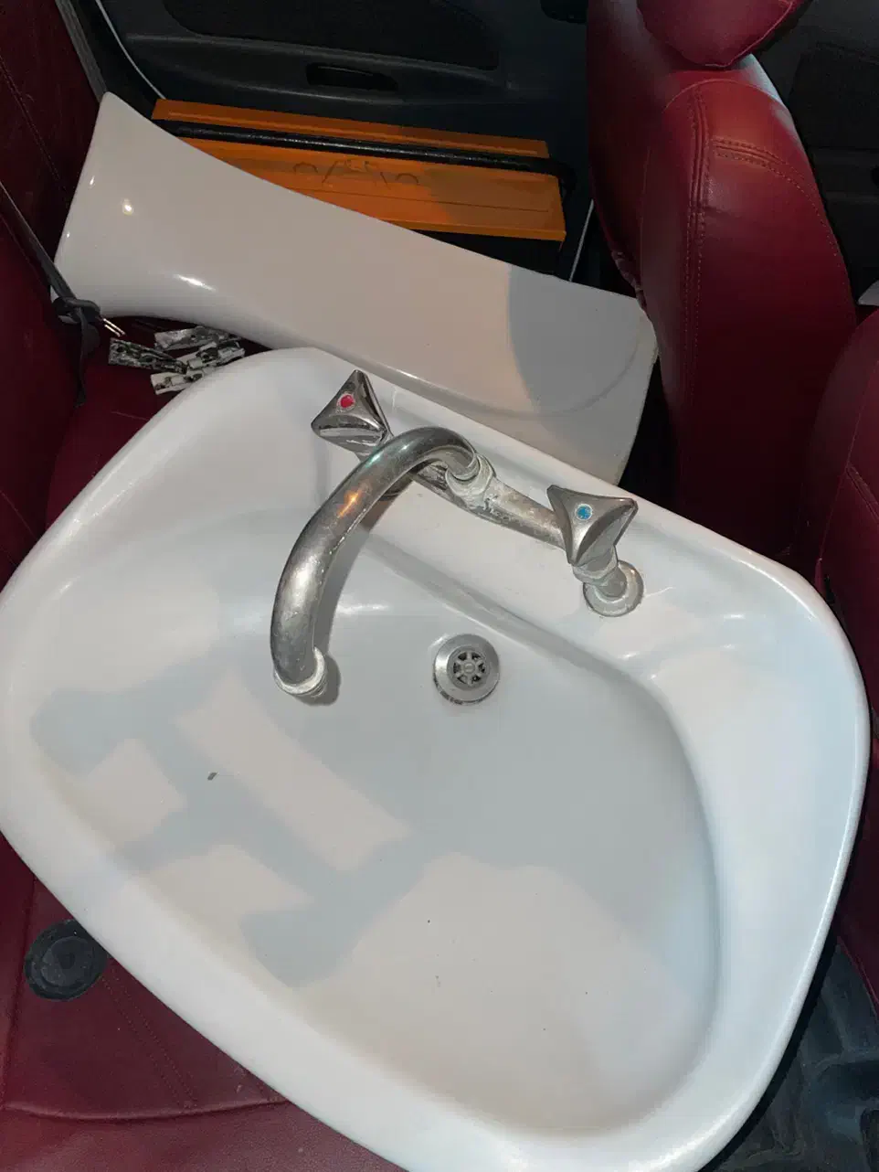 روشویی با پایه و شیر|لوازم سرویس بهداشتی|سهند, |دیوار