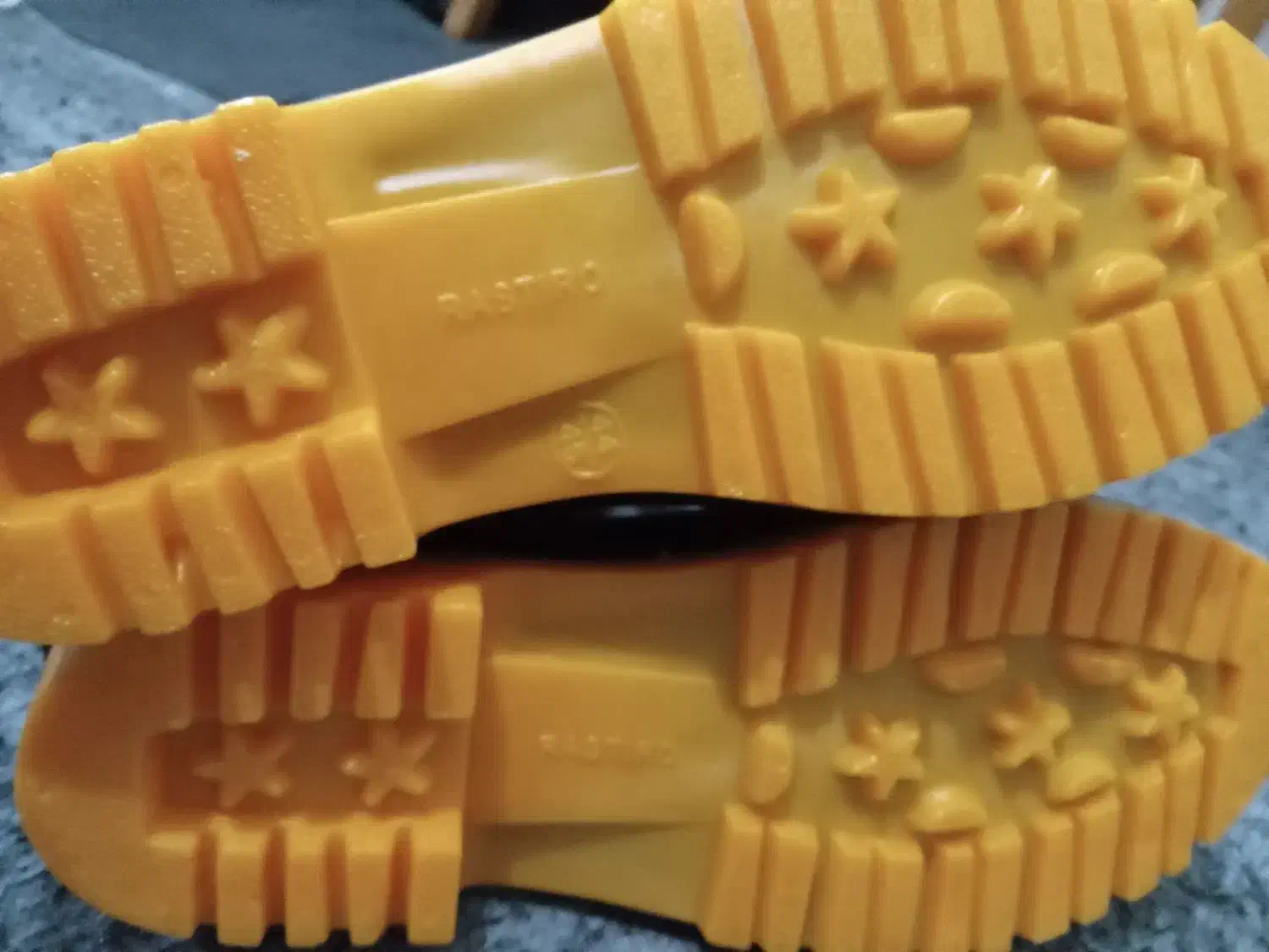 چکمه|کیف، کفش، کمربند|رشت, کوی قدس|دیوار