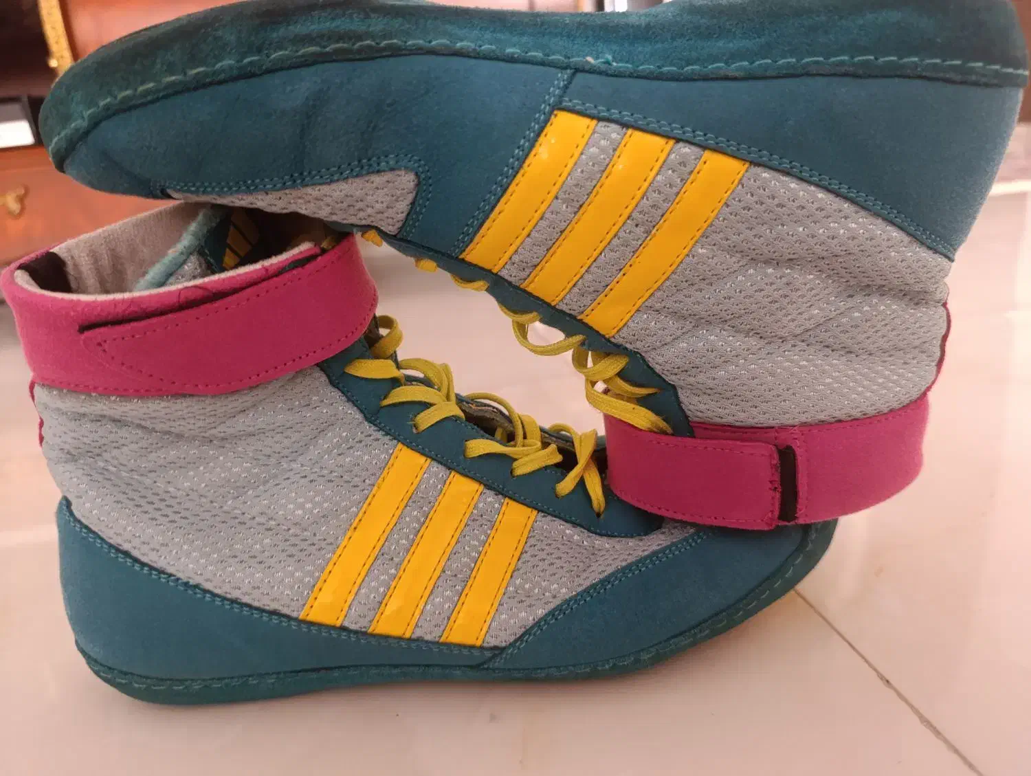 کفش کشتی|کیف، کفش، کمربند|شهریار, شهریار|دیوار