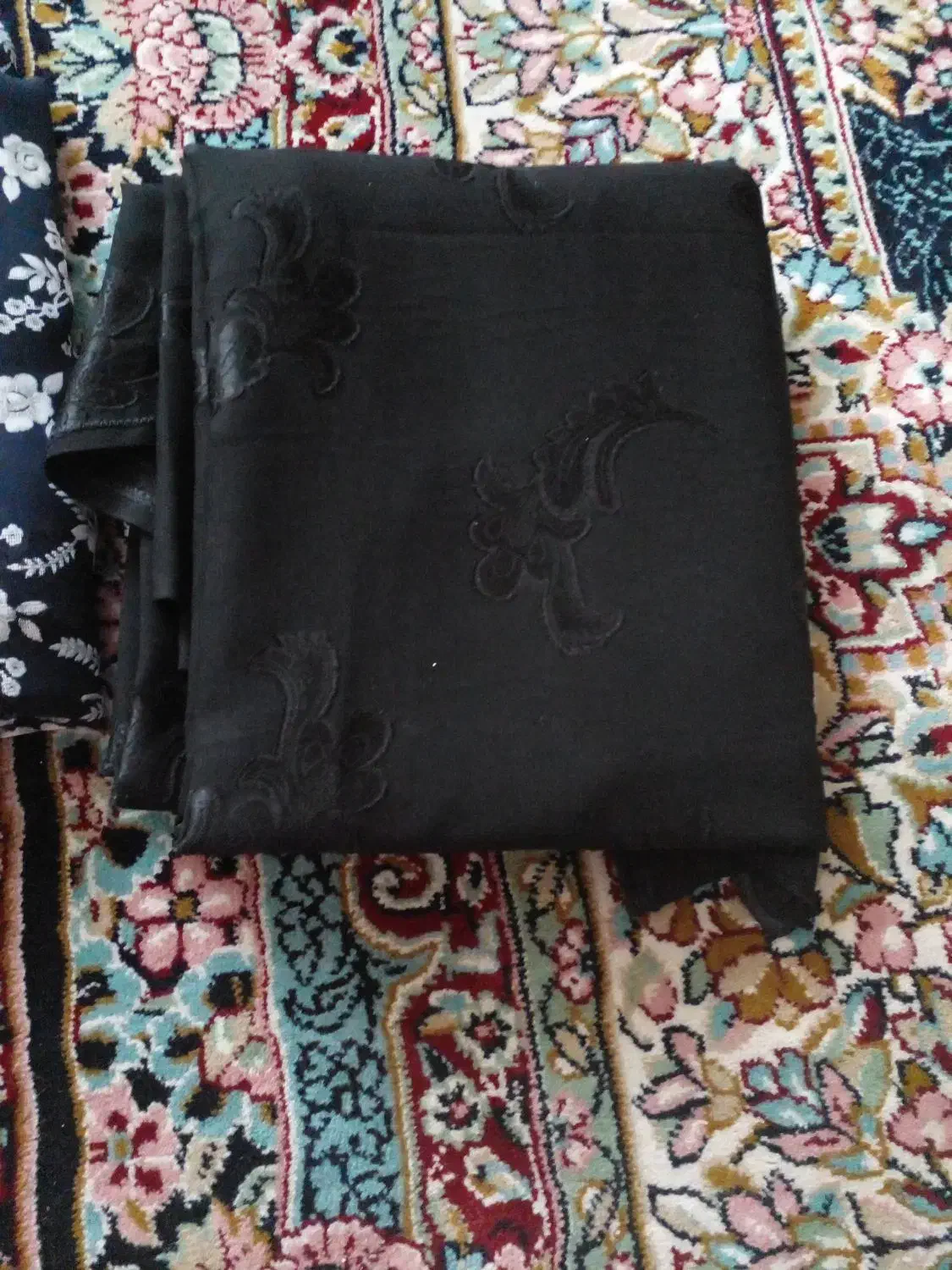 چادر رنگی و مشکی|لباس|گلبهار, شهر جدید گلبهار|دیوار