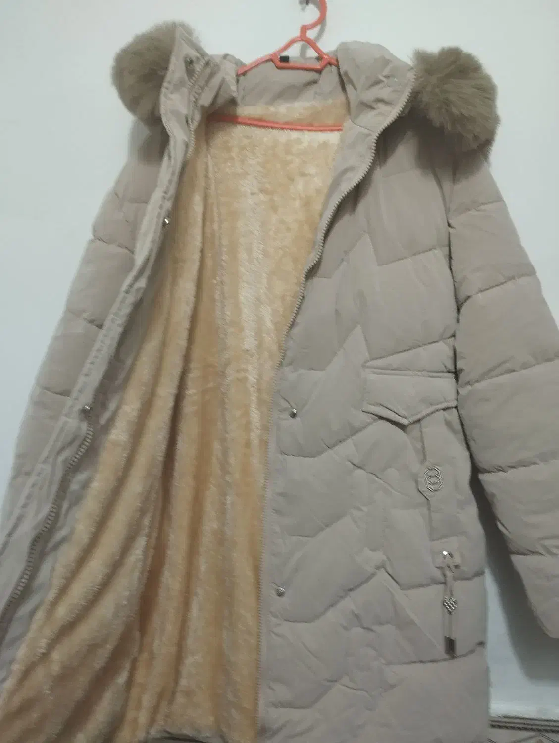 کاپشن و کلاه زمستانی|لباس|اقبالیه, |دیوار