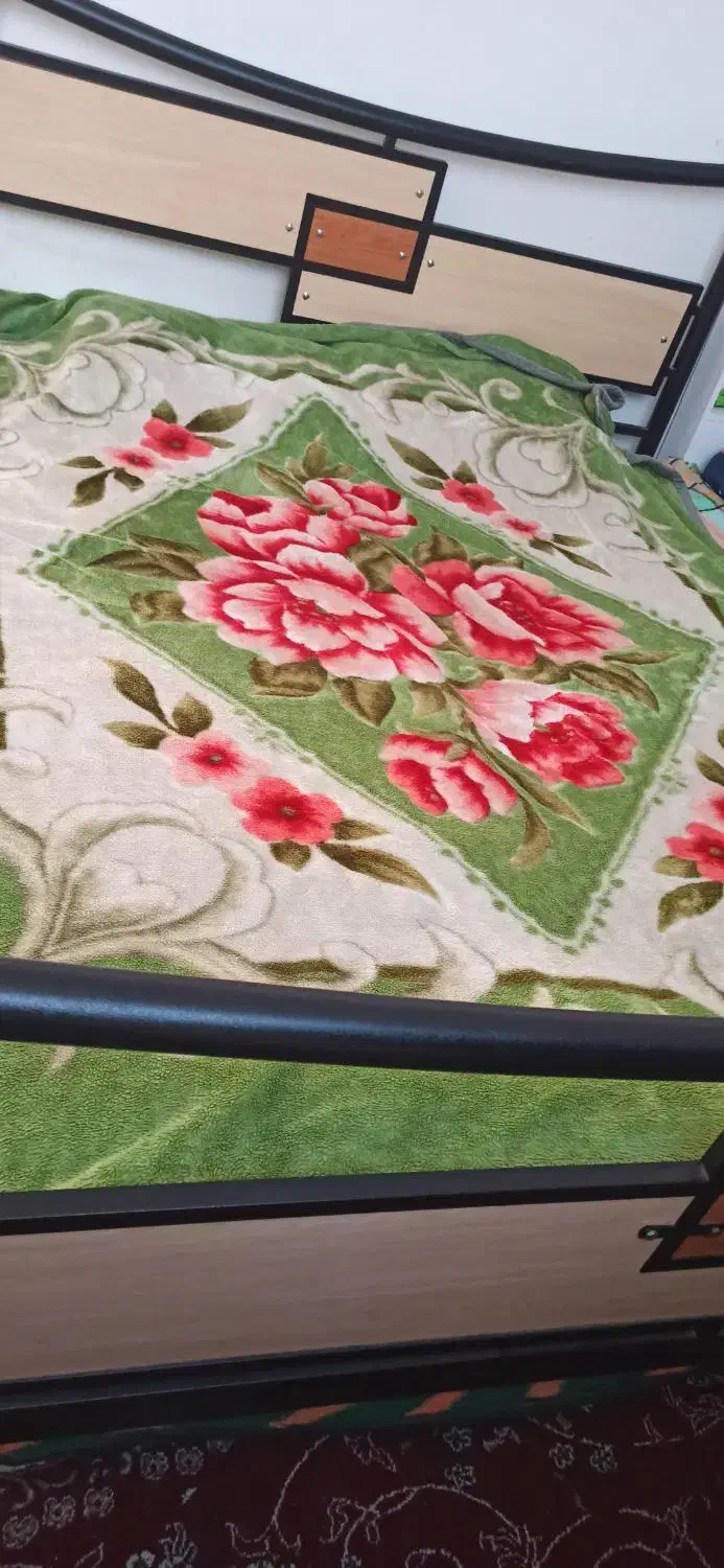 تخت خواب دونفره و میز آرایش|تخت و سرویس خواب|لنجان, |دیوار