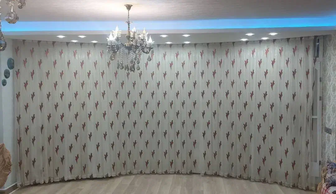 پرده حریر طرحدار بسیار تمیز در حد نو و آماده نصب|پرده، رانر، رومیزی|ورزقان, |دیوار