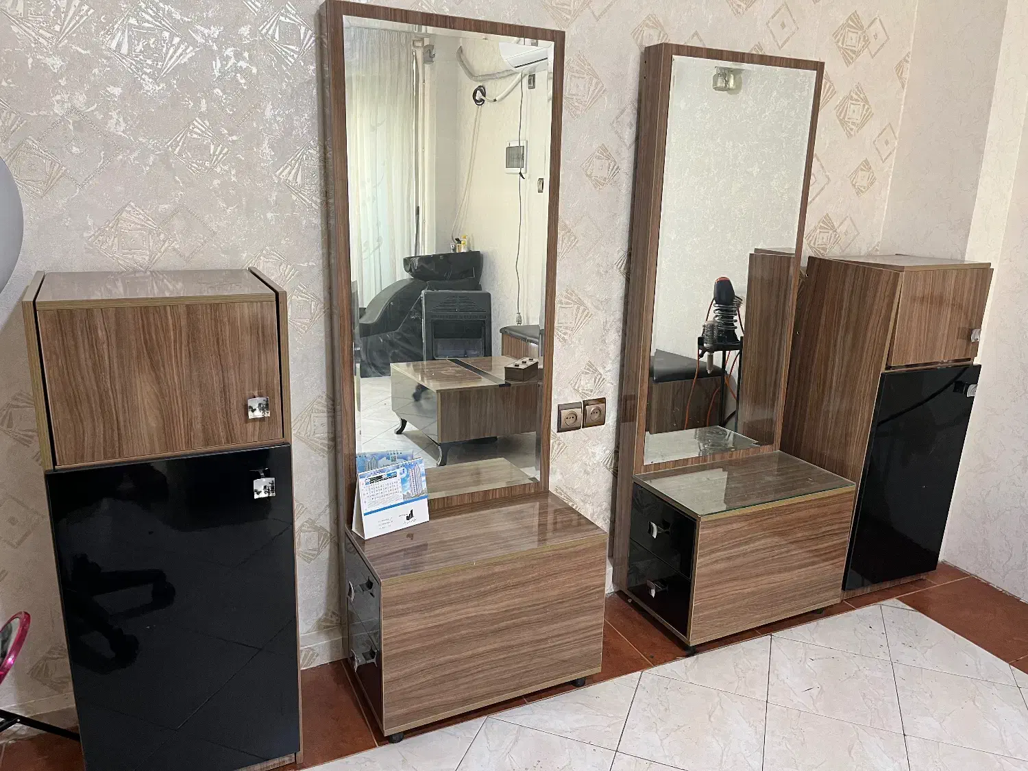 لوازم سالن چوبی کاملا سالم|آرایشگاه و سالنهای زیبایی|اندیشه, اندیشه فاز ۲|دیوار