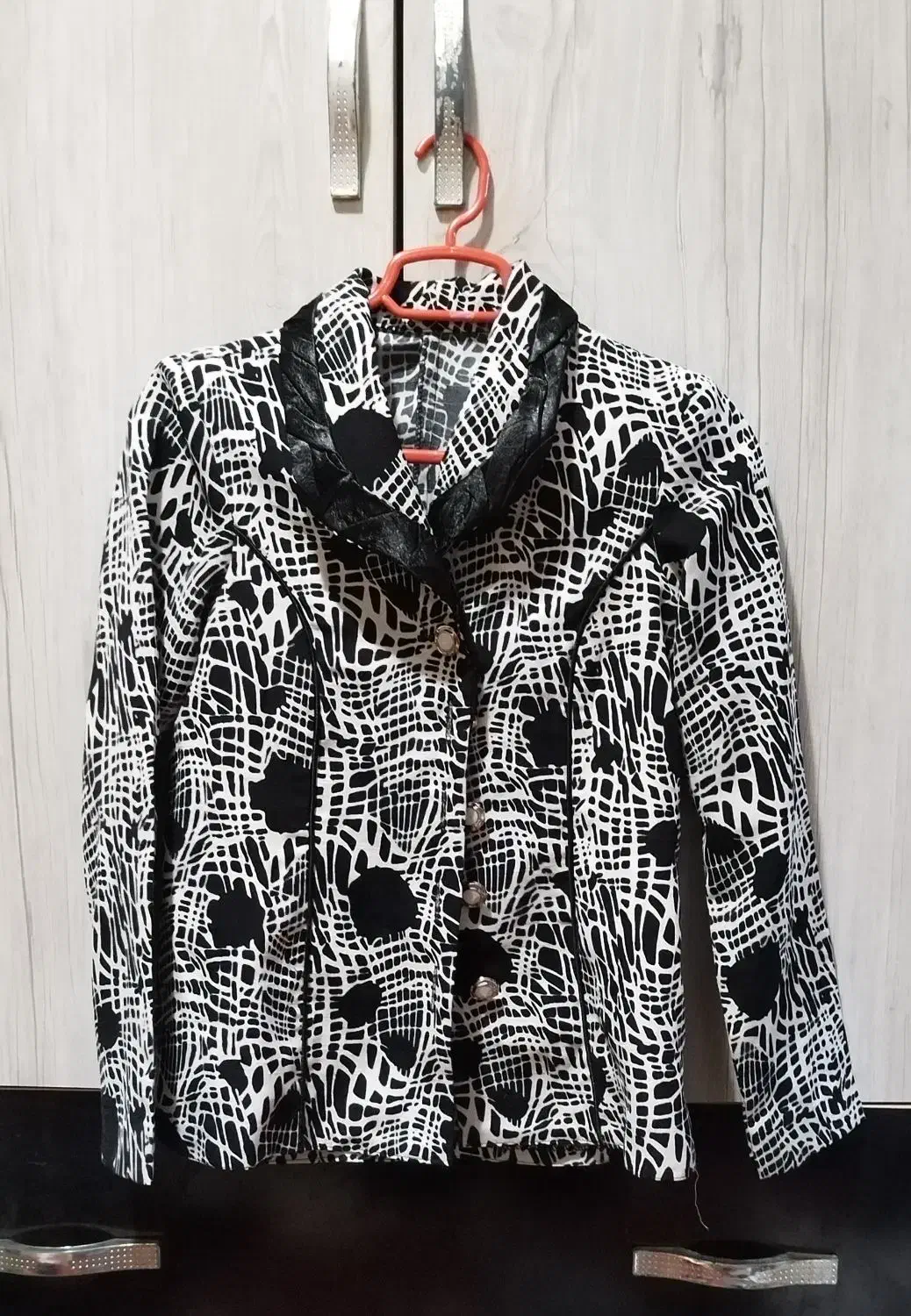 تعدادی کت و دامن|لباس|کرمان, |دیوار