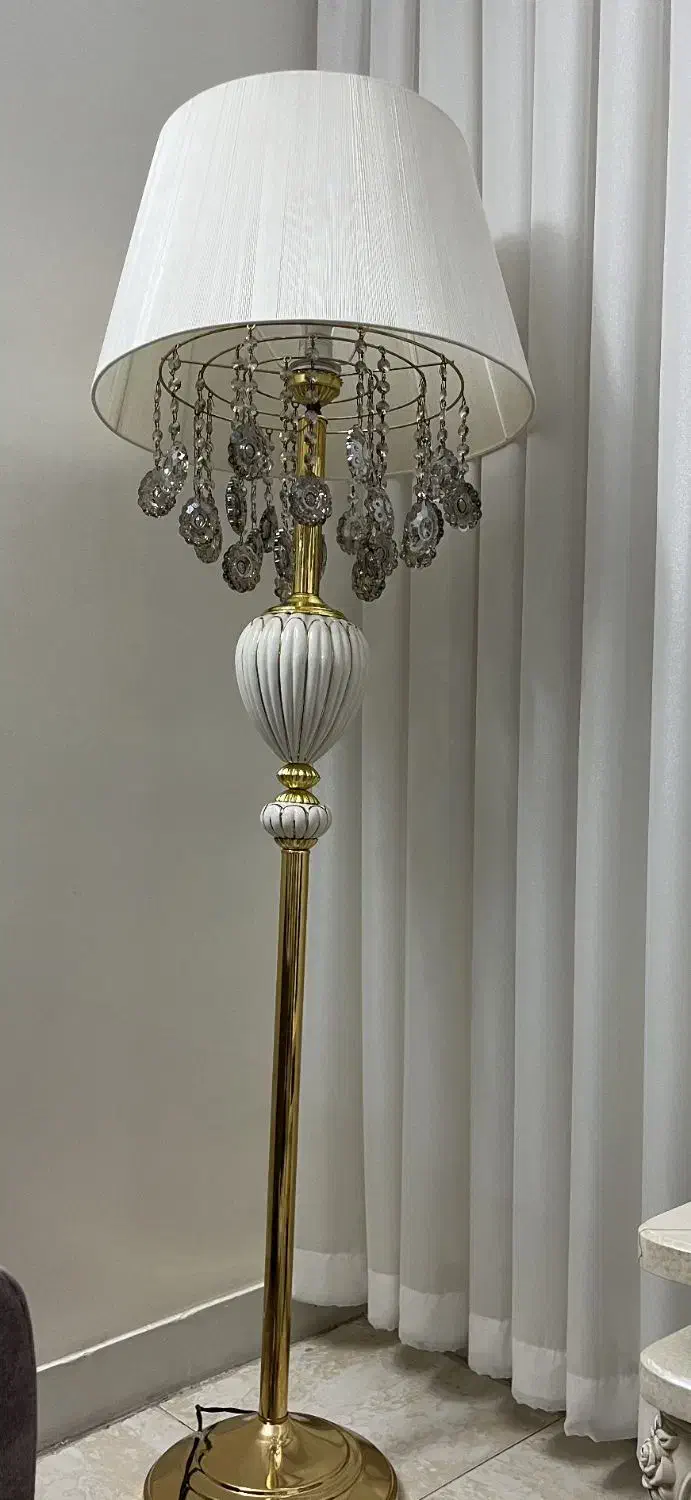 آباژوز|چراغ خواب و آباژور|ری, شهادت|دیوار