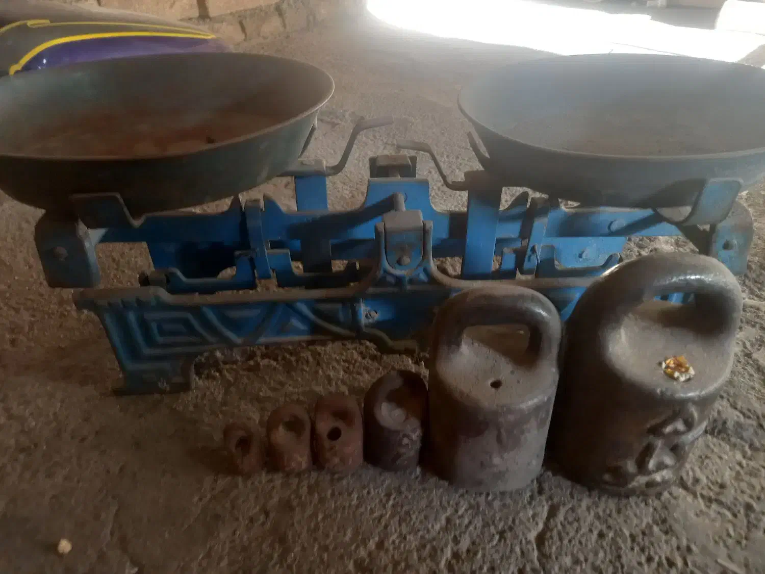 ترازو سنگی|کلکسیون اشیاء عتیقه|بهارستان, |دیوار