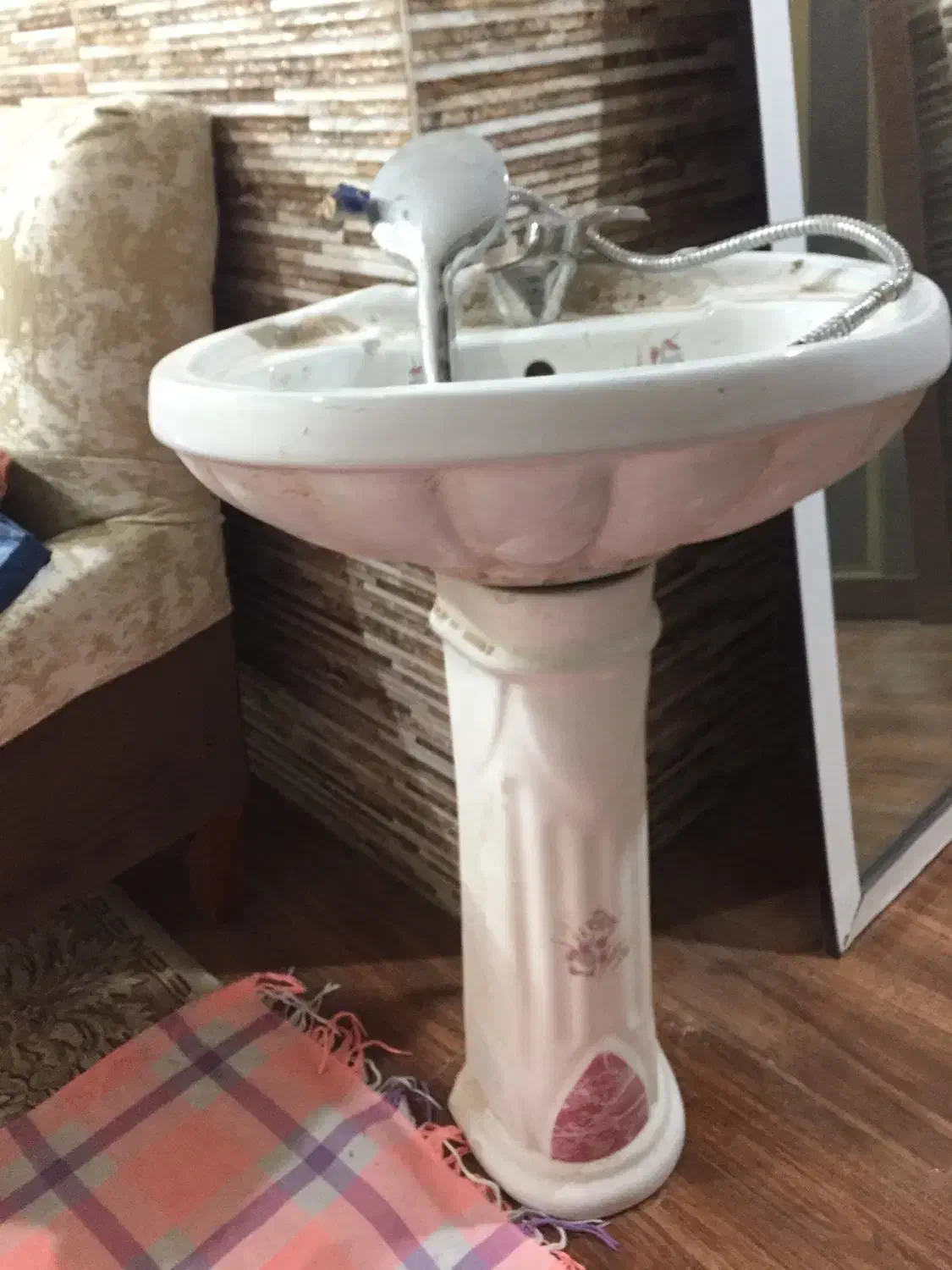 روشویی پایه دارشیراهرمی سردوگرم وسردوش|لوازم حمام|سیرجان, |دیوار