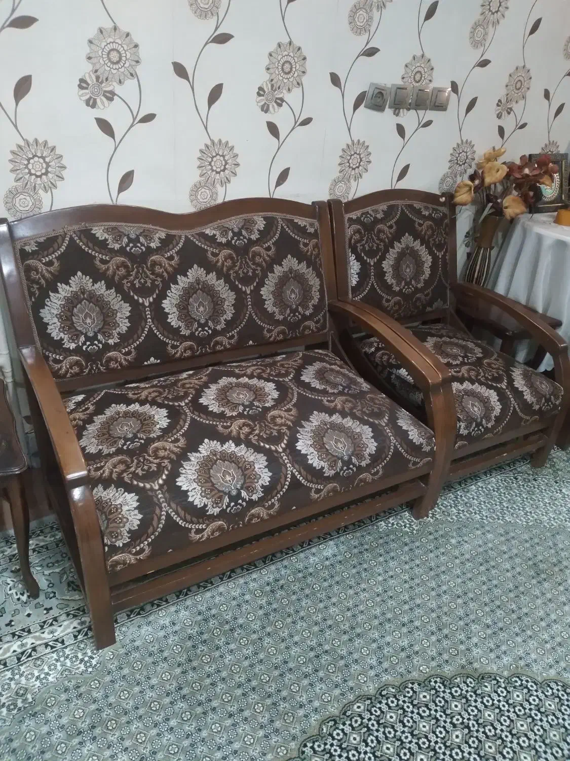 مبل ۷ نفره با چوب چنار محکم و نشیمن راحت|مبلمان خانگی و میز عسلی|شاهین‌شهر, حافظ جنوبی|دیوار