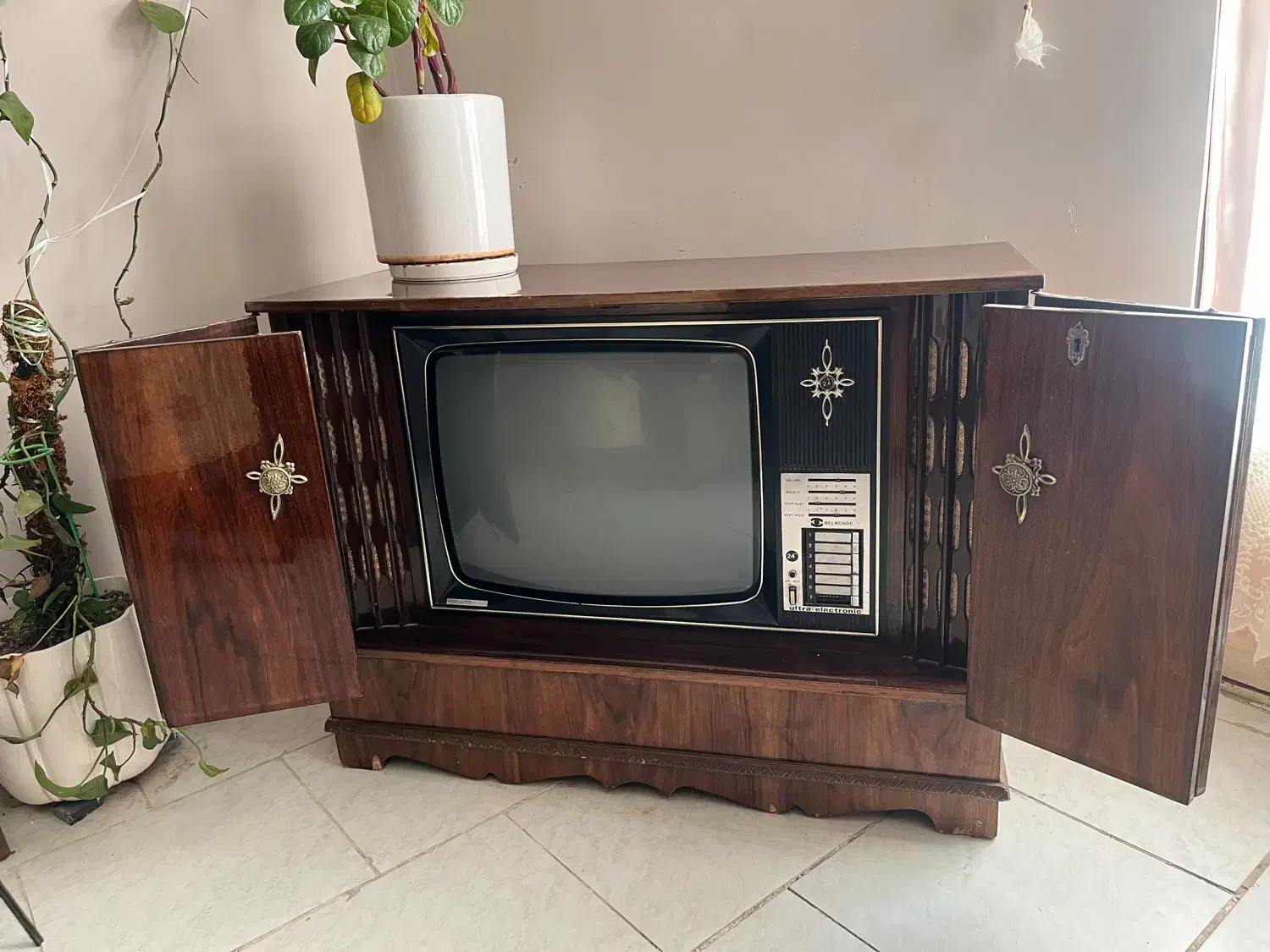 تلویزیون مبله قدیمی|تلویزیون و پروژکتور|اصفهان, جلفا|دیوار