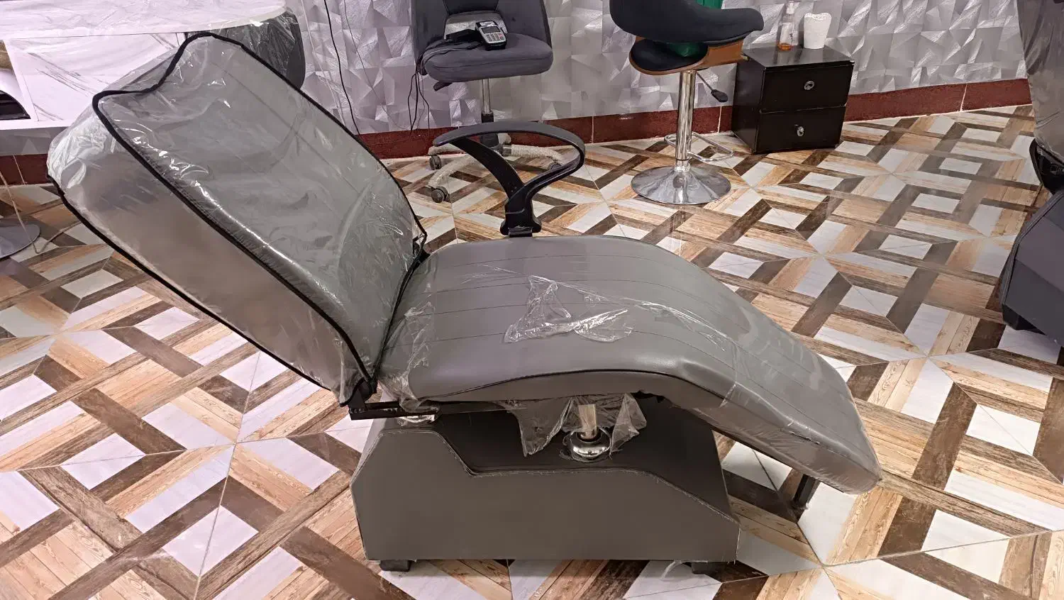 صندلی اصلاح|آرایشگاه و سالن‌های زیبایی|سنندج, |دیوار