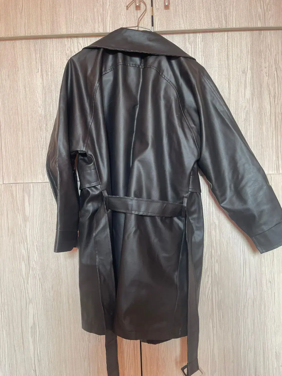 تعدادی لباس نوی زنانه|لباس|رشت, نیروی دریایی|دیوار